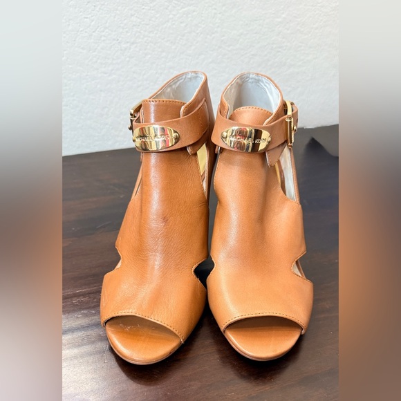 Michael Kors EUC Cognac Leather
Open Toe Heeled Booties w/ 3”
Heel Size 7.5 - Picture 4 of 11